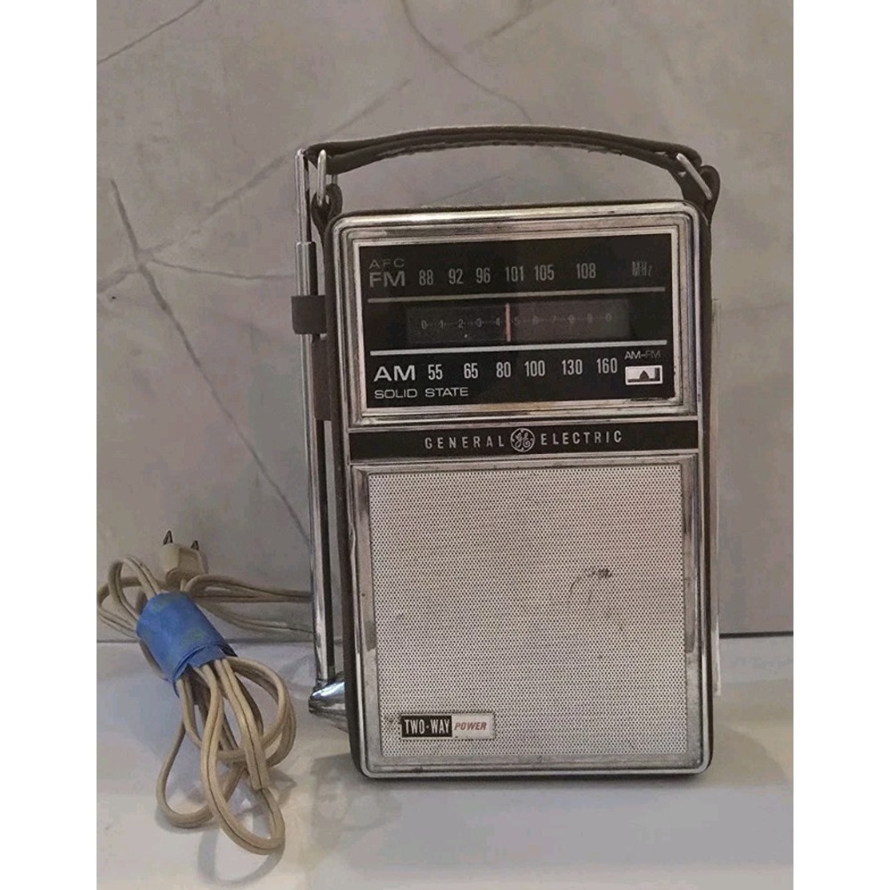 GE Vintage AM/FM Radio P977E  Portable Brown Leather Battery & 120AC  OE Manual